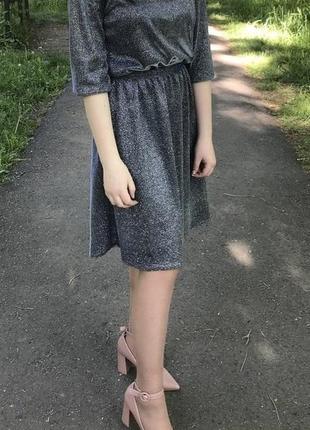 Блискуча сукня