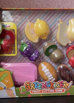 Игрушечные фрукты.