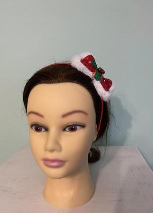 Новогодний обруч с пушистым бантиком в центре с колокольчиками