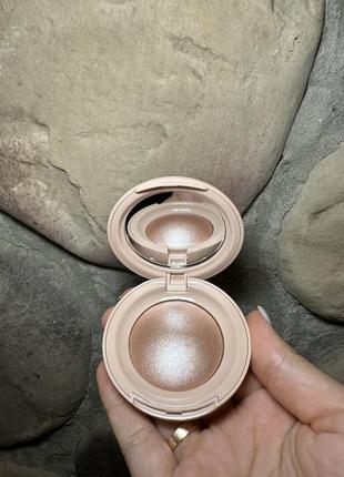 Хайлайтер rare beauty в оттенке mesmerize