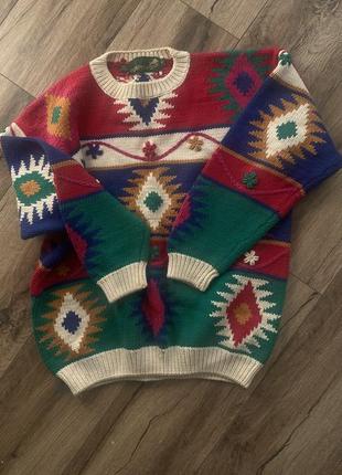 Свитер очень красивой вязки, чуточку затертый ворот и рукава, вказала на фото. сохранности великолепна.