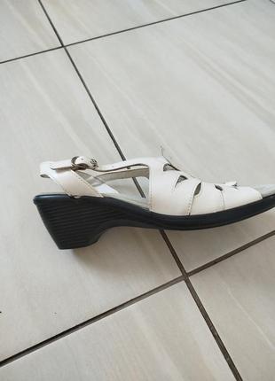 Брендовые белые кожаные сандалии босоножки на объемную ногу4 фото
