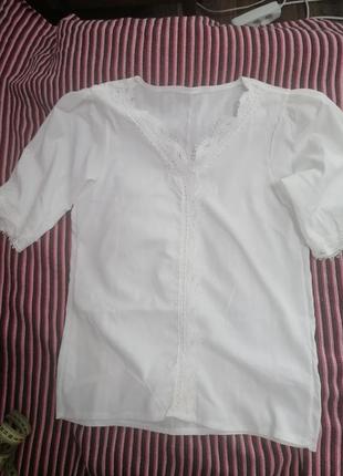 Белая блузка