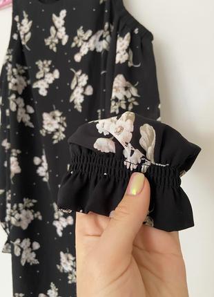 Красиве легке чорне плаття у квітковий принт, квіткове, спущені плечима, розрізи на плечах, коротке мініплекотне святкове повсякденне6 фото