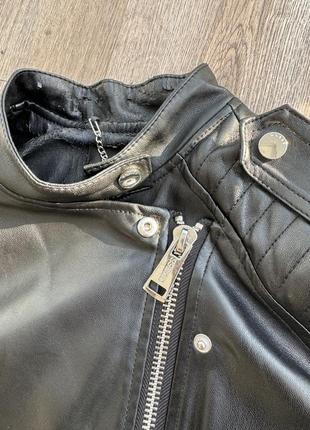 Куртка косуха на фурнитуру guess размера s из эко-кожи черная оригинал9 фото