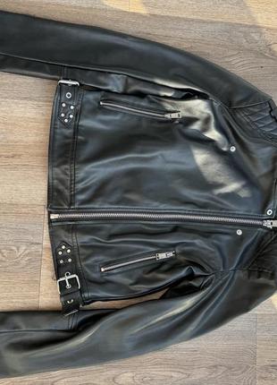 Куртка косуха на фурнитуру guess размера s из эко-кожи черная оригинал10 фото