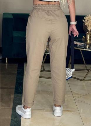 Джинсовые брюки с резинкой и шнурком в поясе с карманами с подкатом снизу