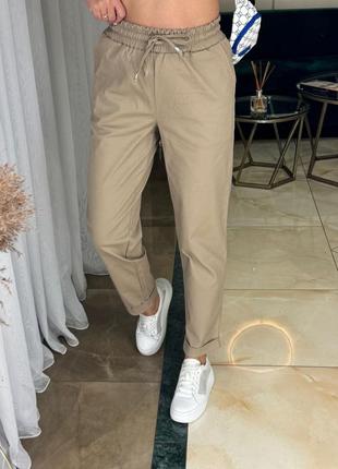 Джинсовые брюки с резинкой и шнурком в поясе с карманами с подкатом снизу