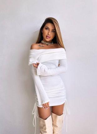 Утепленное трикотажное платье мини в рубчик на завязках, платье мини на осень зима с драпировкой, платье с акцентом на талии, платье на завязках