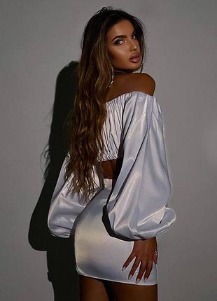 Атласний комплект зі стразами, вечірній комплект спідниця міні + топ, топ з об'ємними рукавами, вечірній атласний костюм з юбкою міні4 фото