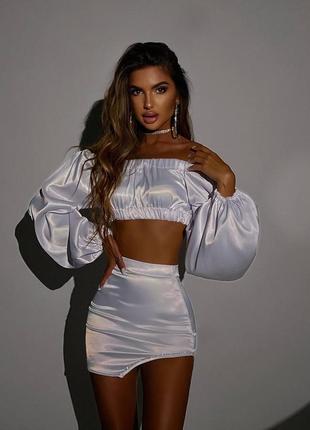 Атласний комплект зі стразами, вечірній комплект спідниця міні + топ, топ з об'ємними рукавами, вечірній атласний костюм з юбкою міні6 фото
