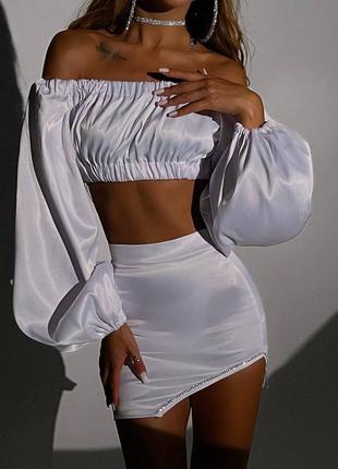 Атласний комплект зі стразами, вечірній комплект спідниця міні + топ, топ з об'ємними рукавами, вечірній атласний костюм з юбкою міні5 фото