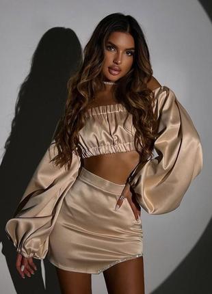 Атласний комплект зі стразами, вечірній комплект спідниця міні + топ, топ з об'ємними рукавами, вечірній атласний костюм з юбкою міні