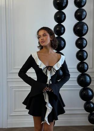 Ефектна міні сукня з красивим декольте та рукавами