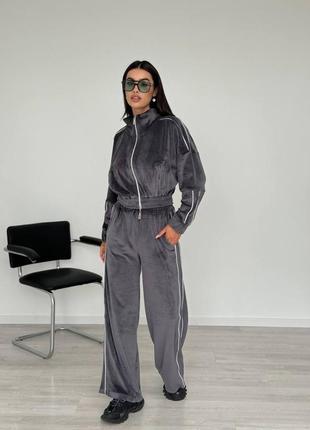 Спортивный велюровый костюм