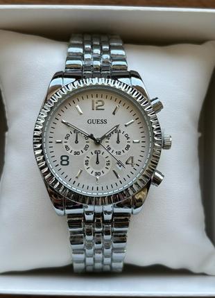 Женские часы guess на браслете серебряного цвета