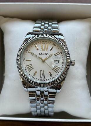 Женские часы guess на браслете серебряного цвета