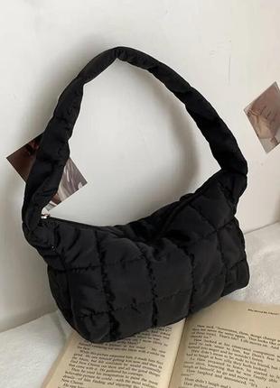 Тренд стильна чорна нейлонова стьобана жіноча сумка на плече багетка бананка4 фото