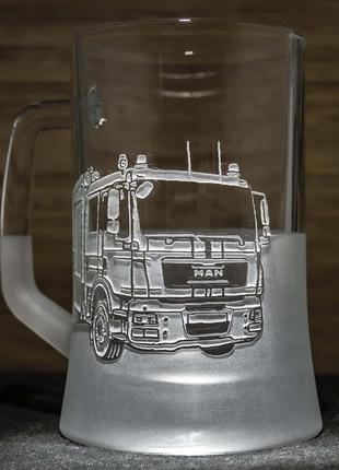 Пивной бокал с гравировкой пожарной машины man - подарок для пожарного, работника...