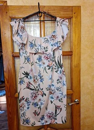 Платье с открытыми плечами