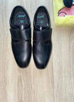 Нові гарні шкіряні туфлі  на липучках  розмір 35.52 фото