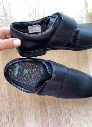 Нові гарні шкіряні туфлі  на липучках  розмір 35.56 фото