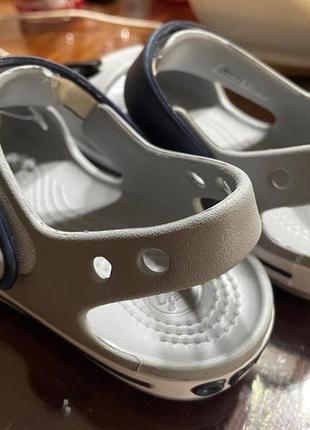 Крокс крокбэнд сандалии детские серые crocs crocband sandal light grey/navy kids5 фото
