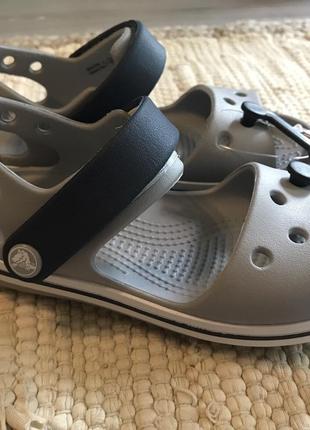 Крокс крокбэнд сандалии детские серые crocs crocband sandal light grey/navy kids8 фото