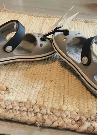 Крокс крокбэнд сандалии детские серые crocs crocband sandal light grey/navy kids9 фото