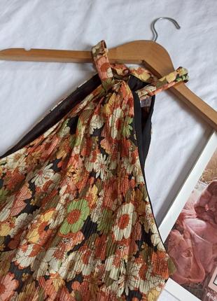Плиссированное платье миди в цветочный принт/холтер7 фото