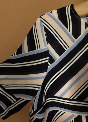 Вискозная блузка с оригинальным принтом2 фото