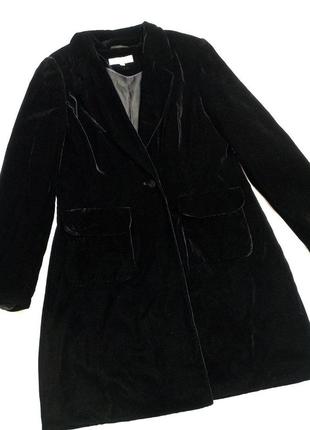 Удлиненный бархатный пиджак.