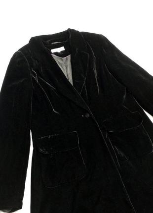 Удлиненный бархатный пиджак.
