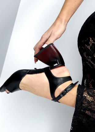 Женские стильные современные глянцевые босоножки lux на удобном каблуке цвет черный8 фото