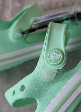 Крокс крокбэнд сандалии детские мятные crocs crocband sandal neon mint4 фото