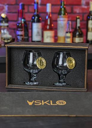 Пара коньячных бокалов с биткоином + деревянная коробка