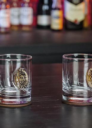 Пара стаканов для виски с монетой
