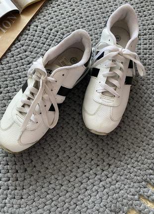 Жіночі білі кросівки