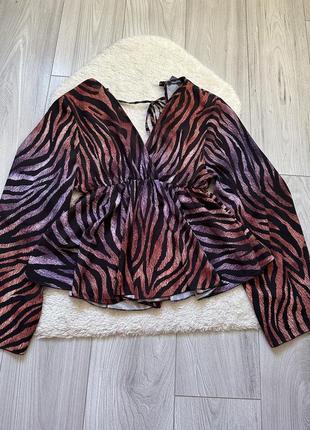 Блуза тигровый принт батал с клешным рукавом широким обнаженной спинкой5 фото