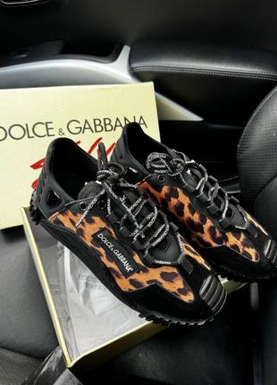 Кросівки жіночі