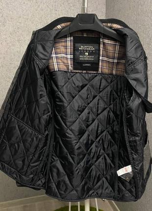 Серая стеганая куртка от бренда burton