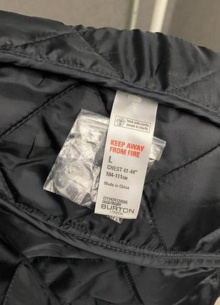 Серая стеганая куртка от бренда burton