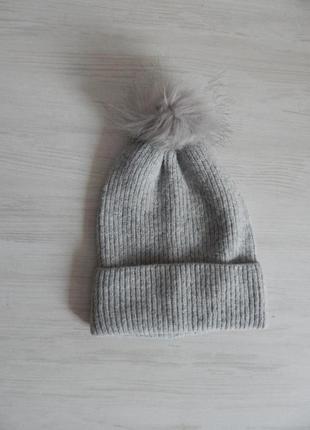 Серая светлая шапка primark с лацканом и помпоном