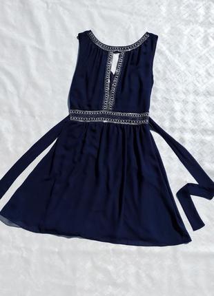 Очаровательное тёмно синее платье с украшением tfnc london3 фото