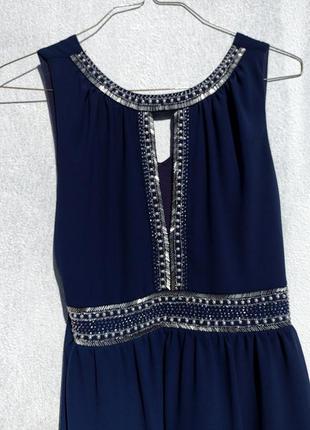Очаровательное тёмно синее платье с украшением tfnc london2 фото