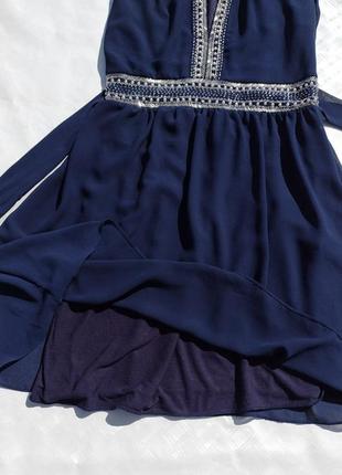 Очаровательное тёмно синее платье с украшением tfnc london9 фото