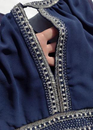 Очаровательное тёмно синее платье с украшением tfnc london6 фото