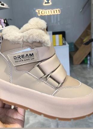 Зимові черевики том.м, верх якісна еко шкіра всередині густе тепле хутро ( натуральна овчина 60%).