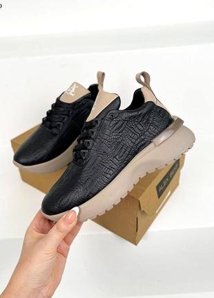 Шикарные натуральные кроссовки под рептилию