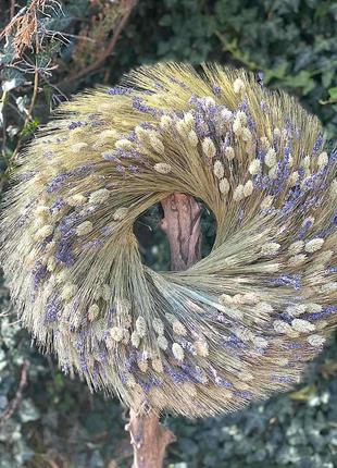 Пухнастий лісовий зелений вінок з сухих злаків та лаванди